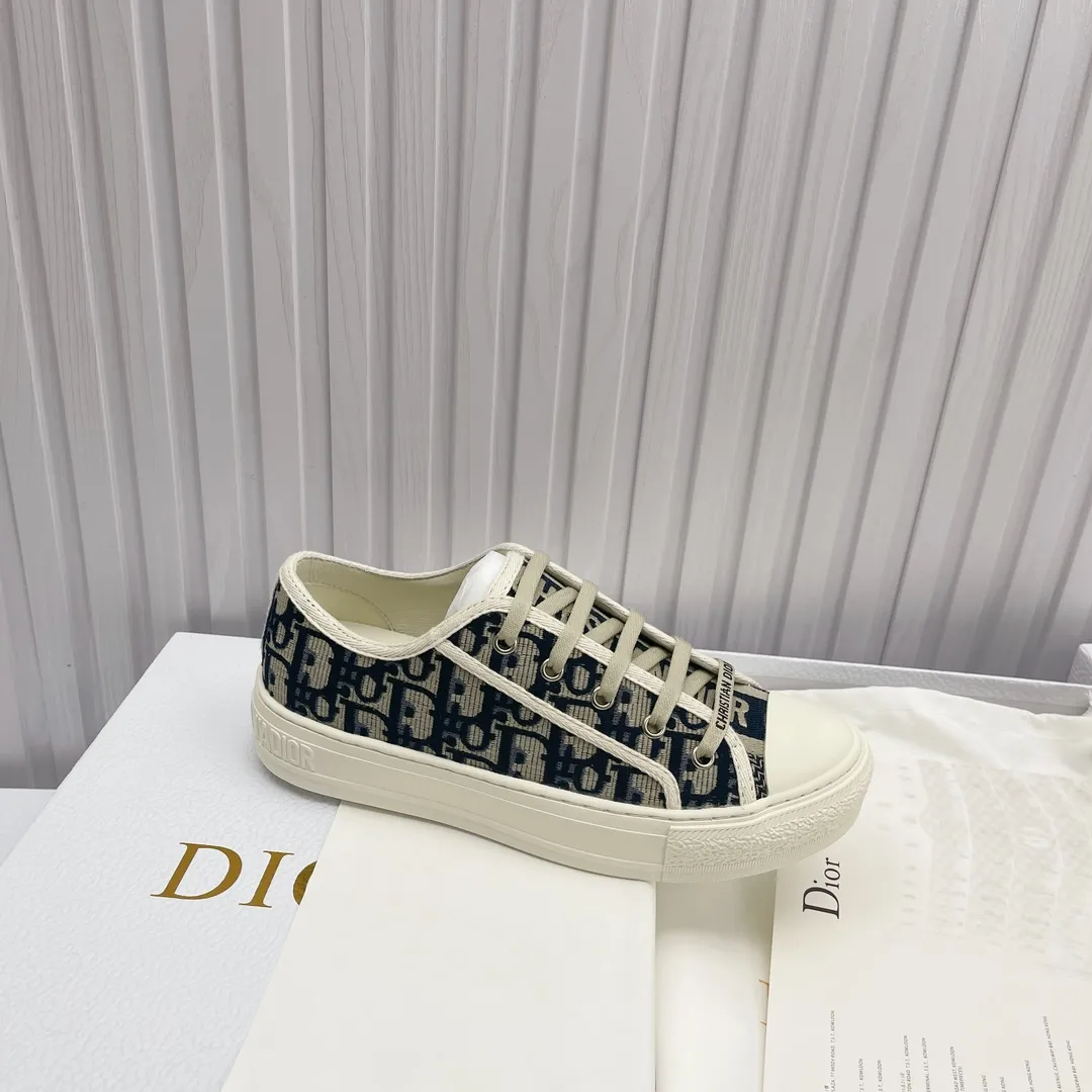 👟👟Ex-factory price 520👟👟 High version in stock, Dior (Dior) flat sneakers are fully embroidered with iconic patterns, ready in stock High quality Dior (Dior) flat sneakers are fully embroidered with iconic patterns👟👟 ♦️Top quality in the market🎗Breaking hot item in foreign counters🎗Non-common imitation version in the market🎗🔳The fabric is made of Italian🇮🇹imported fabrics❗️Embroidered upper, original mold injection Logo frosted five-pointed star outsole🔳Inside imported lambskin+high elasticity Injection molding mold Logo foam feet Size number: 35 to 42 (42 customized)